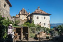 La località di Yvoire, in Francia, con il suo famoso castello. Sullo sfondo si notano le acque del Lago Lemano. 