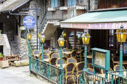 Yvoire è una località turistica del Lago Lemano (o Lago di Ginevra), in Francia. Ristoranti e  negozi di souvenir lavorano molto durante la bella stagione - © marekusz ...