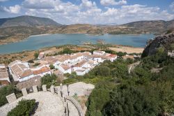 Il lago artificiale di Zahara El Gastor e il borgo di Zahara de la Sierra, tra gli spettacolari paesaggi dell'Andalusia. Ci troviamo nella provincia di Cadice - © Israel Hervas Bengochea ...