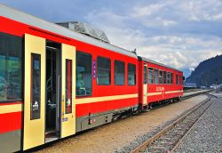 Lo Zillertalbahn: il trenino che conduce alla valle - dalla stazione di Jenbach, oltre a partire i normali e moderni treni, parte anche un trenino turistico che conduce nella splendida valle ...
