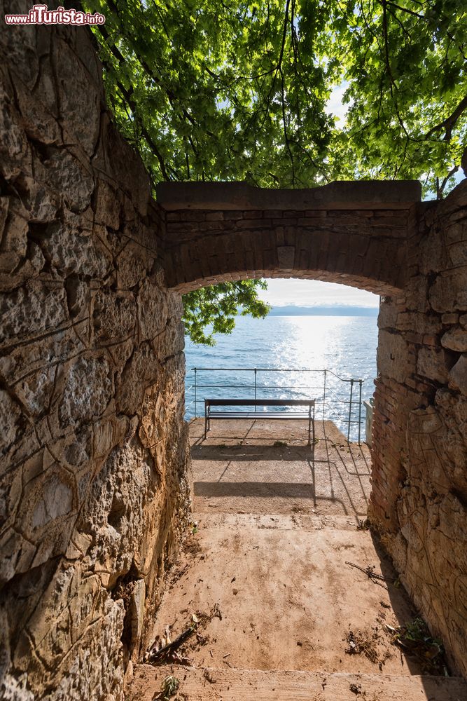 Immagine Un pittoresco scorcio fotografico della costa di Lovran fotografata da una vecchia stradina, Croazia.