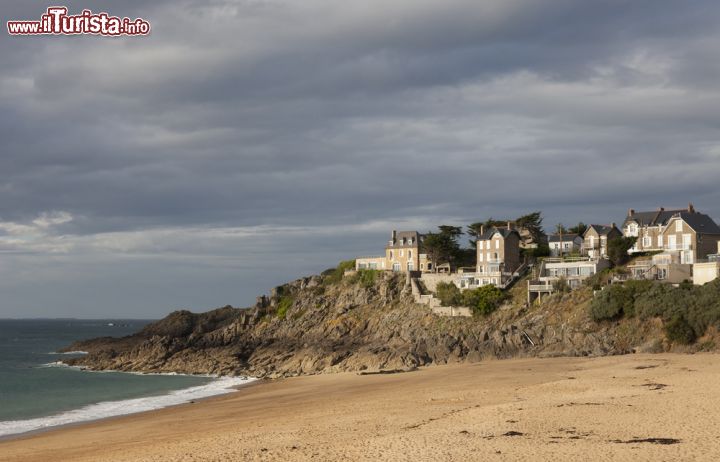 Immagine Plage du Val a Saint-Malo, Francia. Situata nel quartiere di Rothéneuf, questa spiaggia di sabbia si estende fra Nicet e Punta di Cristo. - © riekephotos / Shutterstock.com