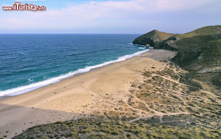 Immagine Playa de los Muertos a Almeria, Spagna. Questa bella spiaggia della costa di Almeria deve il suo nome alla frequenza con cui le coste venivano raggiunte da carcasse di animali e corpi esanimi di persone