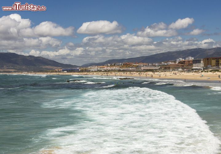 Immagine Playa de Valdevaqueros a Tarifa, Spagna. E' uno dei luoghi ideali per gli appassionati di sport acquatici, soprattutto per chi pratica kitesurf e windsurf - © Victor Maschek / Shutterstock.com