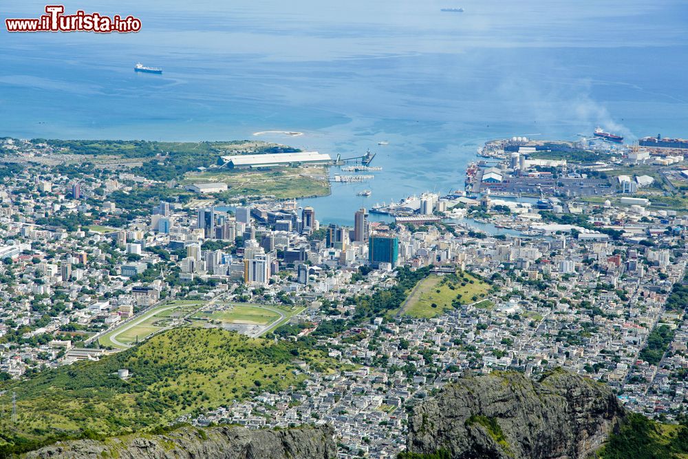 Immagine Port Louis vista dall'alto, Mauritius: fu sotto i francesi, a partire dal 1735, che questa località venne promossa a capitale dell'isola.