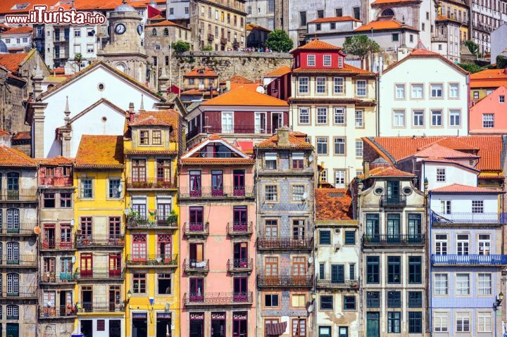 Immagine Le caratteristiche case di Porto, seconda città del Portogallo © Jorge Pedro Barradas de Casais / Shutterstock.com