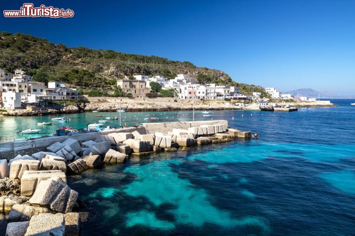 Immagine Il grazioso porto turistico di Levanzo, Sicilia. Dalle sue acque trasparenti ci svela il mondo magico delle Isole Egadi - © domeniconardozza / Shutterstock.com