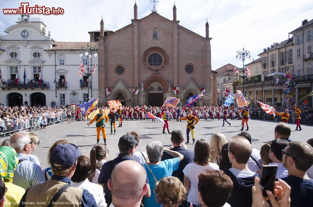 Immagine Sbandieratori in piazza ad Asti, durante il Palio di settembre - © Stefano Guidi / Shutterstock.com