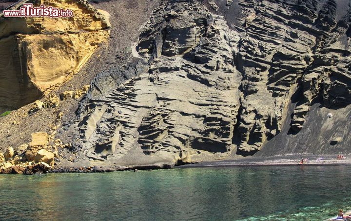 Immagine Uno scorcio della costa di Linosa, isole Pelagie, Sicilia. Assieme a Lampedusa, da cui dista circa 42 km a nord est, Linosa costituisce il comune di Lampedusa e Linosa che conta circa 6300 abitanti in provincia di Agrigento.