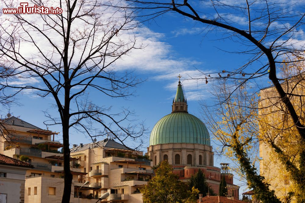 Immagine Scorcio panoramico del Tempio dell'Ossario di Udine, Friuli Venezia Giulia. Il tempio Sacrario di San Nicolò, meglio conosciuto come Tempio Ossario, si trova nella Rotonda XXVI Luglio alla fine di Viale Venezia. 