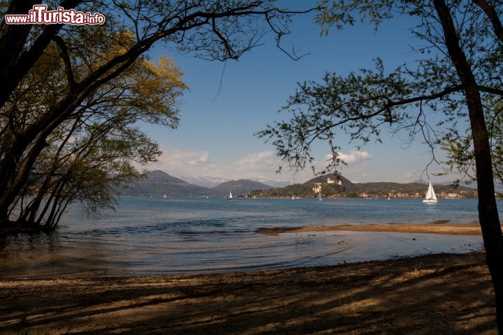 Immagine Scorcio panoramico sul lago Maggiore a Arona, Piemonte - Diversità del territorio con il lago contrapposto alle montagne e la città ai graziosi villaggi fanno di questo angolo di Piemonte una meta fra le più frequentate dai turisti © gab90 / Shutterstock.com