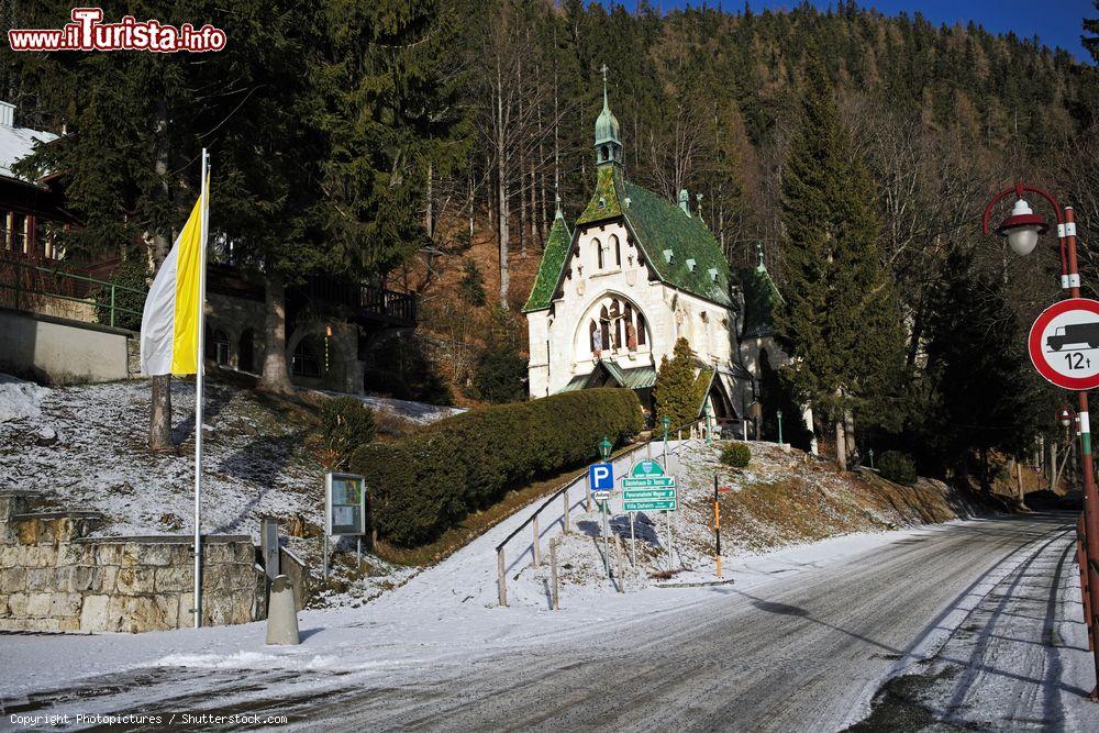 Immagine Semmering, una chiesetta con il tetto e la cupola del campanile in ceramica verde smaltata (Austria)  - © Photopictures / Shutterstock.com