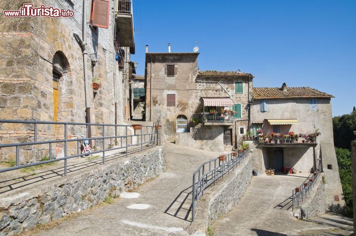 Immagine La visita del centro storico di Ronciglione borgo del Lazio - © Mi.Ti. / Shutterstock.com