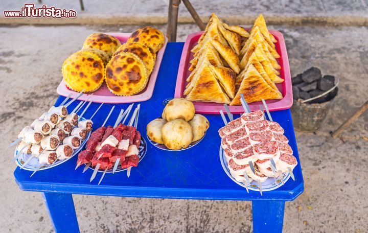 Immagine Piatti tipici al mercato di Khiva la storica città dell'Uzbekistan - © eFesenko / Shutterstock.com