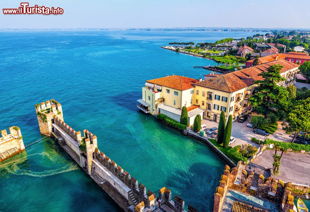 Immagine Sirmione e il Lago di Garda, Lombardia. Per raggiungere la cittadina è necessario percorrere una lunga strada che da entrambi i lati è lambita dall'acqua.