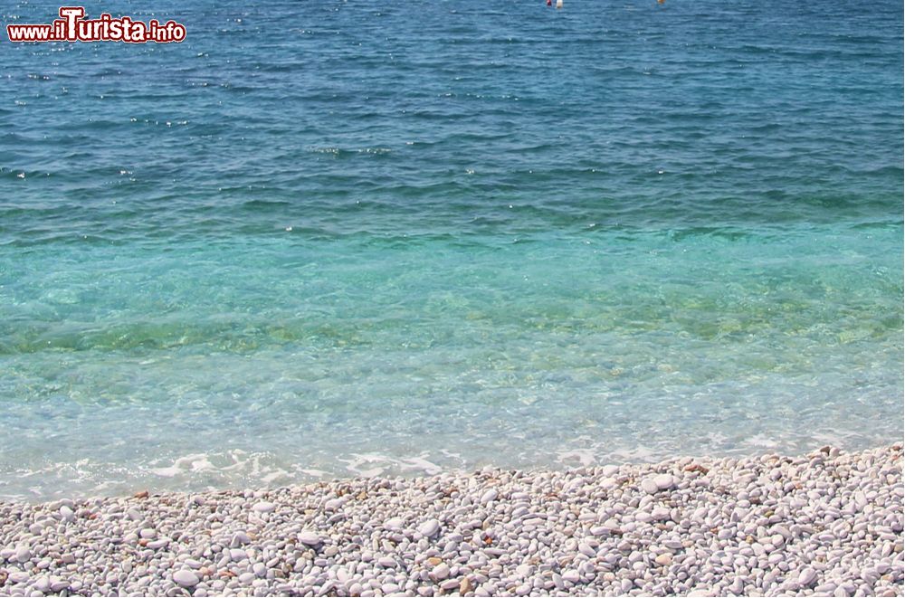 Immagine Skoutari Beach un tratto con ghiaia della spiaggia del peloponneso