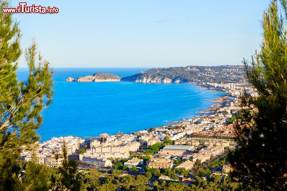 Immagine Skyline aerea di Javea con il porto e la baia, Spagna.  Xabia, nome della cittadina in valenciano, è caratterizzata da 20 km di spiaggia che ne fanno una località perfetta per trascorrere le vacanze.