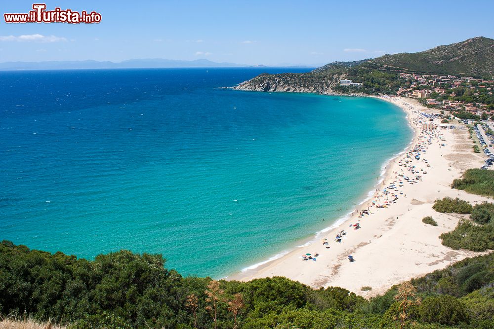 Immagine Solanas e la sua spiaggia viste dall'alto, Sardegna.