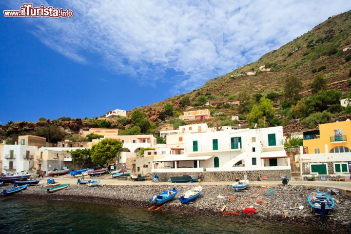 Immagine La spiaggia del porto di Alicudi, Sicilia - Scogli e ciottoli caratterizzano la maggior parte delle spiagge dell'isola che durante le mareggiate invernali arretrano o avanzano lasciando pochi lembi di rena scura © EugeniaSt / Shutterstock.com