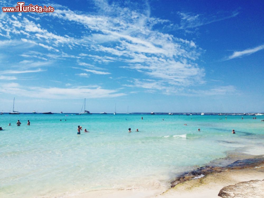 Immagine La bella spiaggia di Es Trenc a Maiorca, isole Baleari, Spagna. Considerata una delle più famose di Maiorca, questa spiaggia si estende per oltre 2 km e si trova nelle vicinanze di Colonia Sant Jordi, nella parte meridionale dell'isola.