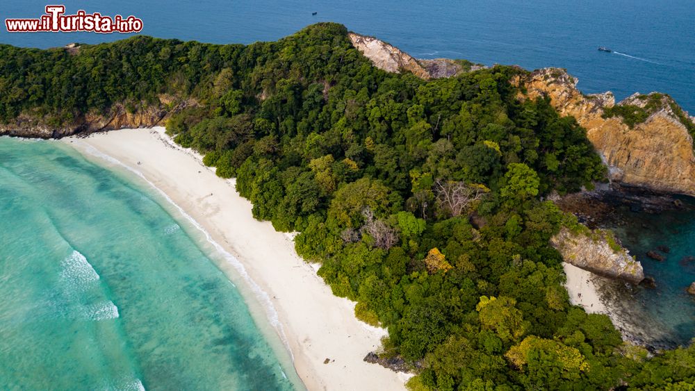 Immagine Una spiaggia di sabbia nell'arcipelago di Mergui, Myanmar: veduta dal drone del litorale e della vegetazione.