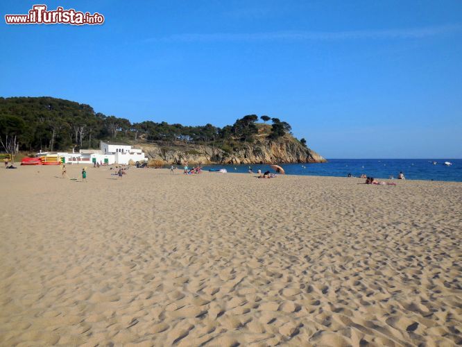 Immagine Spiaggia El Castell, Costa Brava: veduta complessiva della grande spiaggia del Castell, nei pressi di Palamós. Sullo sfondo il promontorio dove si trovano le vestiga di un antico insediamento degli Iberi, noto appunto come El Castell.