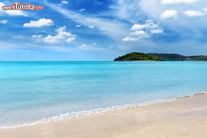 Immagine Una spiaggia tropicale sull'isola di Langkawi in Malesia. Fra le principali destinazioni turistiche della Malesia, Langkawi è perfetta per chi cerca mare cristallino e divertimento - © 217783102 / Shutterstock.com