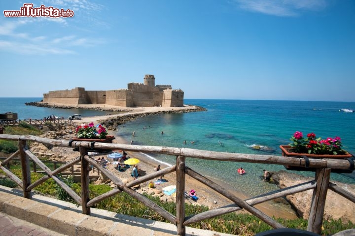 Immagine La spiaggia di Le Castella a Capo Rizzuto, uno dei mari più spettacolari della Calabria  - © Rolf_52 / Shutterstock.com