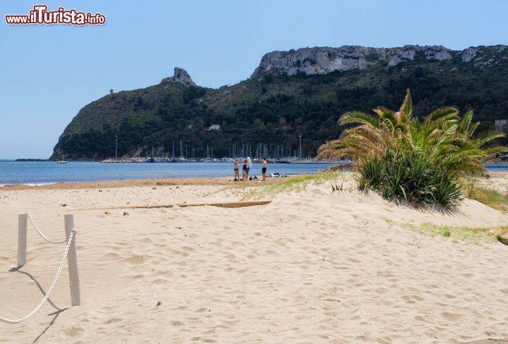 Immagine La spiaggia di Poetto e il profilo della Sella del Diavolo, la curiosa formazione rocciosa di Cagliari - © marmo81 / Shutterstock.com