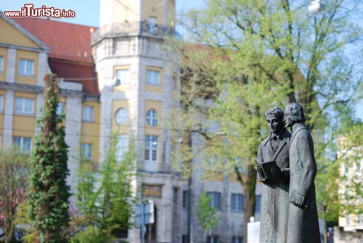 Immagine Statua dei fratelli Grimm a Kassel, Germania - Ricordati come i padri fondatori della germanistica, Jacob Ludwig Karl e Wilhelm Karl Grimm sono stati due celebri linguisti e filologi tedeschi. Al di fuori della Germania sono conosciuti per aver raccolto e rielaborato le fiabe della tradizione popolare tedesca e fra le loro opere più celebri pubblicate ci sono Hansel e Gretel, Il principe ranocchio e Cappuccetto Rosso. In questa immagine, una statua in bronzo che li ritrae con un libro in mano collocata in una via della città di Kassel che ospita anche il museo a loro dedicato © m.wolf / Shutterstock.com