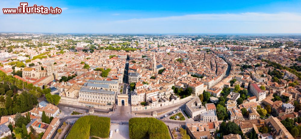 Immagine Una suggestiva veduta panoramica dall'alto di Montpellier, capitale del dipartimento dell'Herault, sud della Francia.