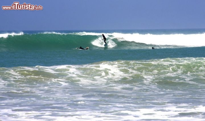 Immagine Surf a Dakhla: il lato atlantico della penisola del Rìo de Oro, dove sorge Dakhla, è molto frequentata dagli amanti del surf e del windsurf, che qui trovano onde eccezionali.