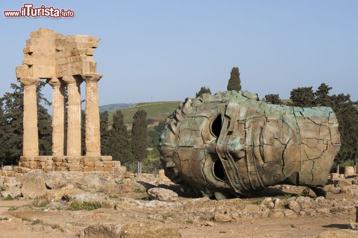Immagine Il Tempio di Dioscuri, l'edificio sacro più pittoresco della Valle dei Templi di Agrigento (Sicilia) - Originale e per certi versi sfacciato, questo luogo di culto è così particolare poiché non è stato costruito da una sola mano, una sola mente e una sola epoca, bensì è il risultato dell'assemblamento di più epoche. Questo collage del tempo che ha preso vita nel complesso, fa sì che il Tempio di Dioscuri sia la testimonianza più stravagante del V secolo a.C. e, non a caso, rappresenta anche una delle miniature più vendute come souvenir - © luigi nifosi / Shutterstock.com