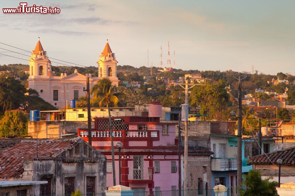 Immagine Un'immagine dei tetti di Matanzas, Cuba. La città si trova su un'ampia baia affacciata sull'Oceano Atlantico.