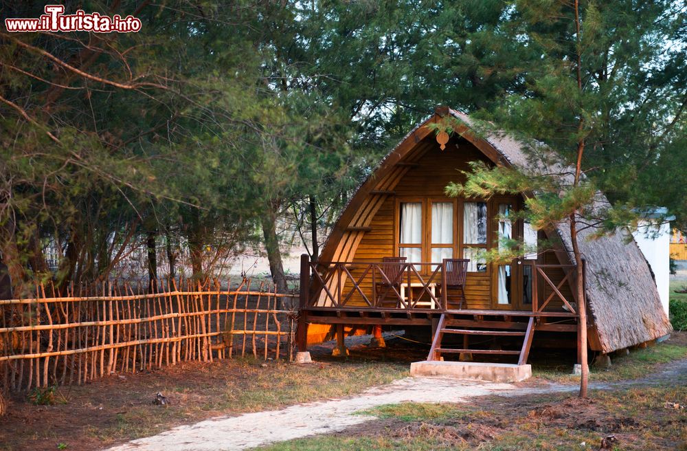Immagine Una tipica casetta in legno in stile indonesiano con terrazza a Gili Islands.
