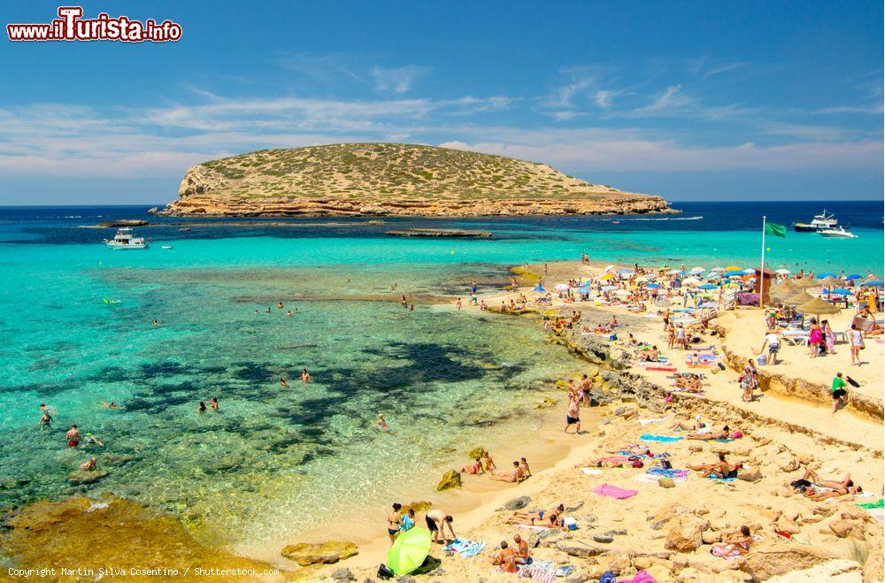 Immagine Tra le spiagge migliori di Ibiza, Cala Comte offre il mare spettacolare delle Baleari - © Martin Silva Cosentino / Shutterstock.com