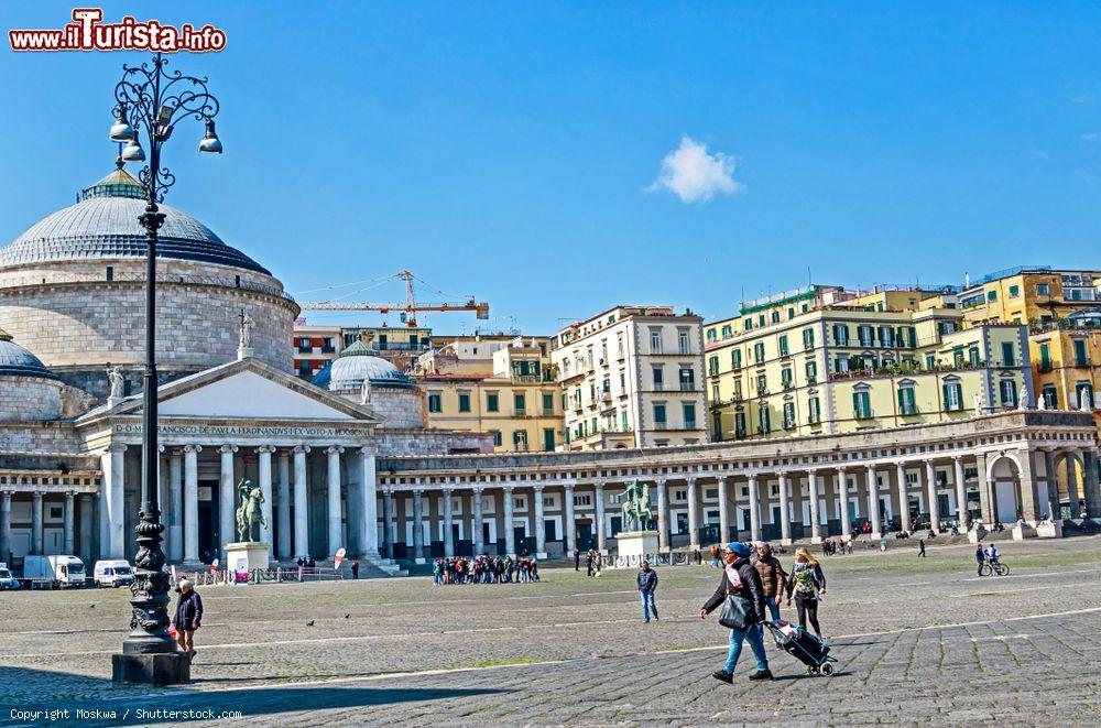 Immagine Turisti su Piazza Plebiscito di Napoli, sullo sfondo la Basilica di San Francesco di Paola - © Moskwa / Shutterstock.com