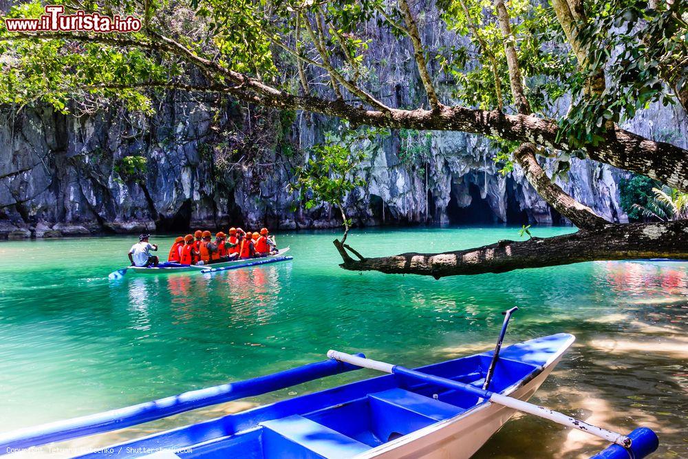 Immagine Turisti su una barca nei pressi della grotta del fiume Underground, Palawan, Filippine.  Si tratta di una delle nuove sette meraviglie del mondo della natura - © Tetyana Dotsenko / Shutterstock.com