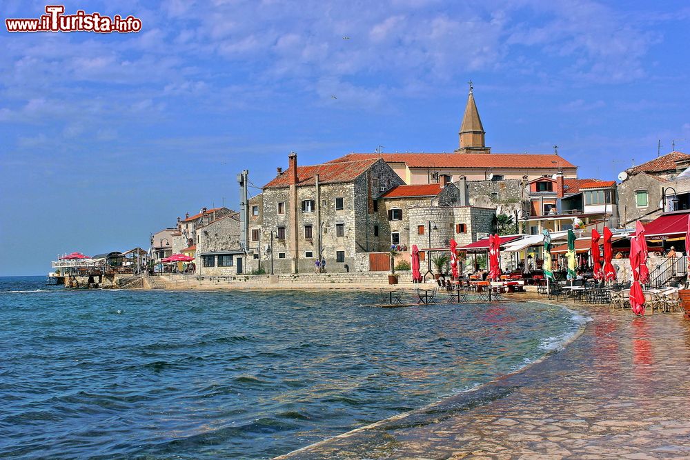 Immagine Umag (Umag) Croazia: il lungomare della cittadina istriana presso il centro storico.