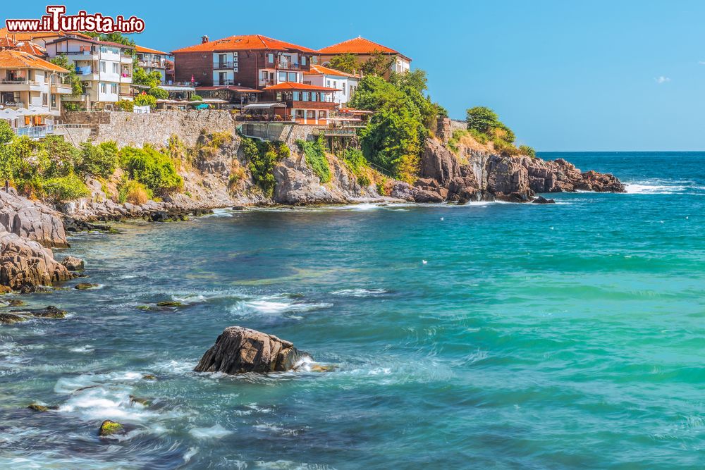 Immagine Un bel panorama di Sozopol, Bulgaria, con la baia nel Mar Nero.