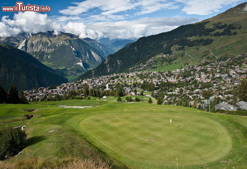 Immagine Un campo da golf con vista sulla cittadina di Verbier, Svizzera.