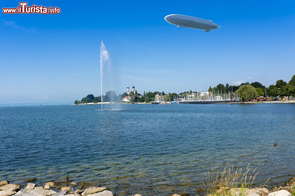 Immagine Un dirigibile Zeppelin sorvola le acque del Lago di Costanza nella cittadina di Friedrichshafen (Baden-Wurttemberg, Germania).
