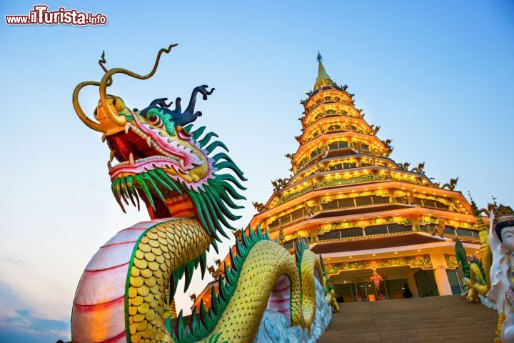 Immagine Un dragone davanti al tempio cinese di Wat Hyua Pla Kang a Chiang Rai, Thailandia - © kikujungboy / Shutterstock.com