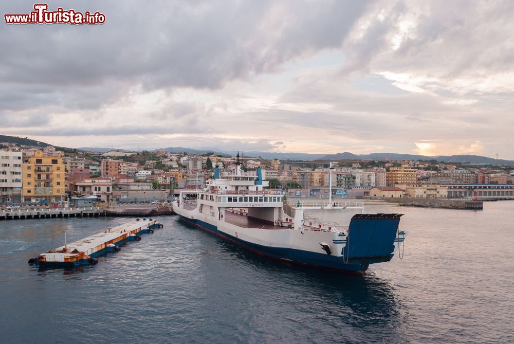 Immagine Un ferry boat vuoto ormeggiato al porto di Villa San Giovanni, Calabria.