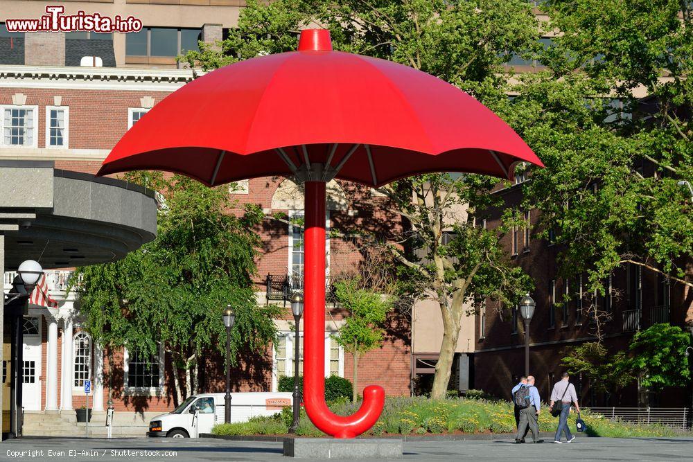 Immagine Un grande ombrello rosso nel cortile degli uffici delle Travelers Companies a Hartford, Connecticut - © Evan El-Amin / Shutterstock.com