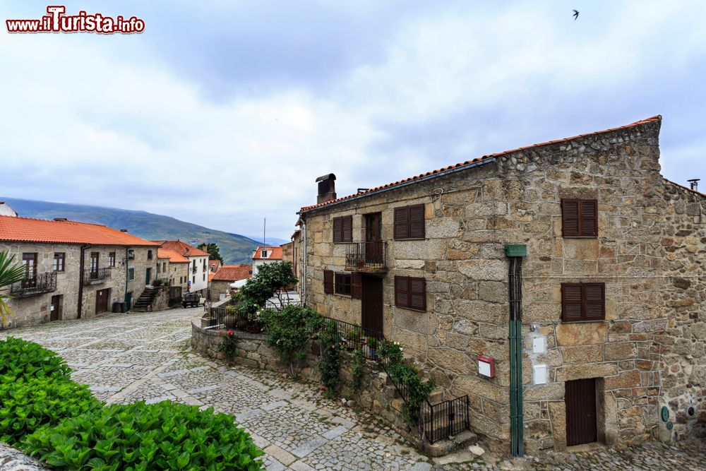 Immagine Un grazioso scorcio del villaggio portoghese di Linhares da Beira.