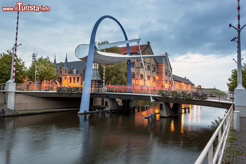 Immagine Un moderno ponte a bascula costruito su un canale della città di Leeuwarden, Paesi Bassi.