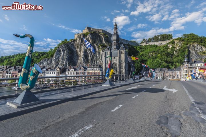 Immagine Il sax è lo strumento per eccellenza di Dinant. Qui nacque infatti il suo inventore, Adolphe Sax, e qui si tiene anche l'Europe Sax Music Festival. Qui tanti sax colorati sul Pont Charles de Gaulle con la Collégiale Notre-Dame de Dinant sullo sfondo - foto © Anibal Trejo / Shutterstock.com