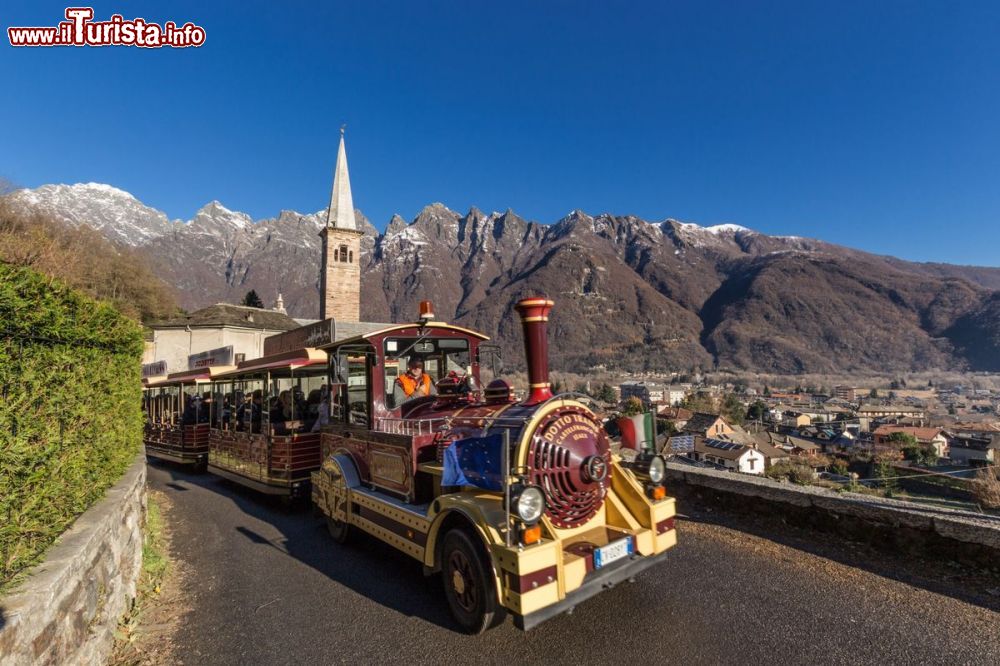 Immagine Un trenino "Renna Express" ai mercatini di Natale di Ornavasso in Piemonte - © www.grottadibabbonatale.it