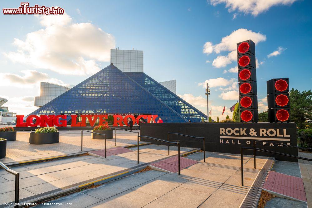 Immagine Una bella veduta del Rock and Roll Hall of Fame and Museum a Cleveland, Ohio. E' il primo museo al mondo interamente dedicato alla musica rock e alle sue star - © f11photo / Shutterstock.com